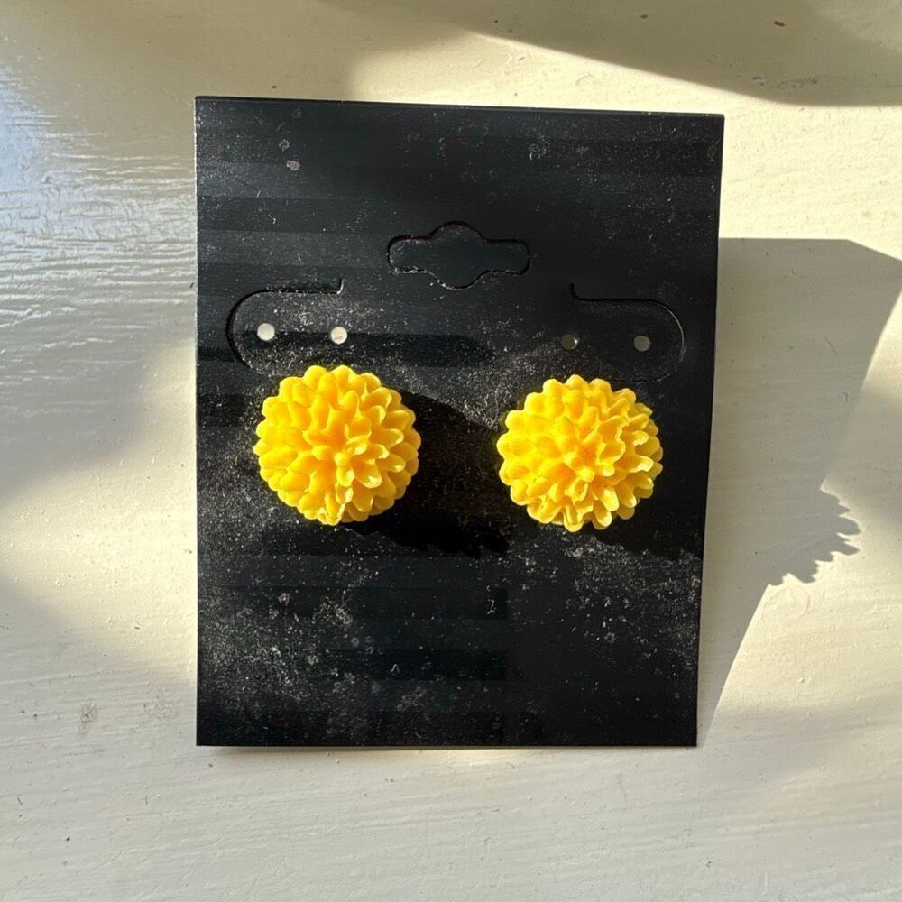 NWT Handmade by CurlyStraightCute Women's Yellow Polymer Flower Stud Earrings